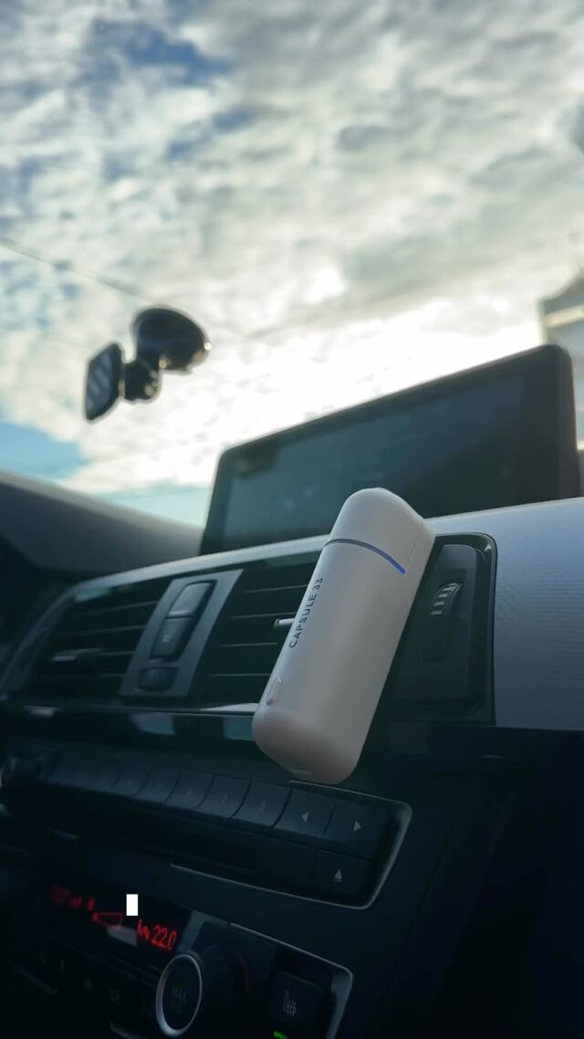 Capsule 33 car diffuser mounted on the dashboard of a car